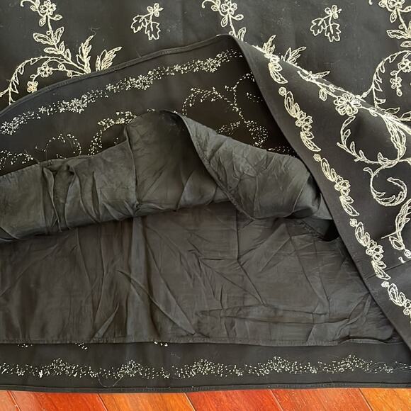 Ann Taylor Black Embroidered Mini Skirt Size 8 Rayon  Stretchy Preppy Twee - Picture 3 of 5